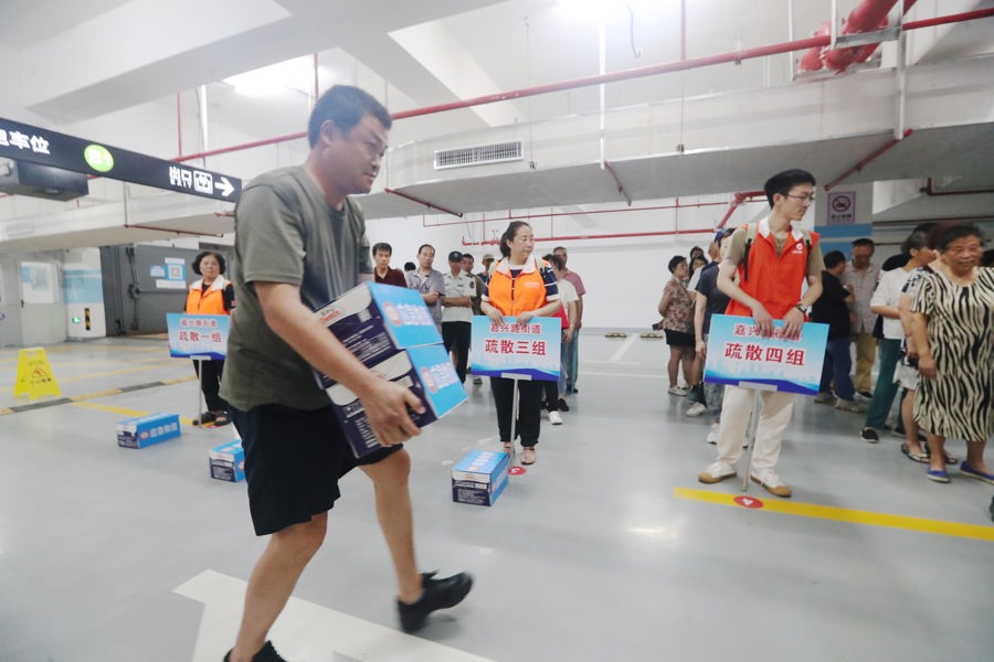 昨天，虹口區(qū)嘉興路街道在防空警報(bào)試?guó)Q期間組織人防疏散演練，引導(dǎo)群眾有序疏散。記者 蔣迪雯 攝.jpg