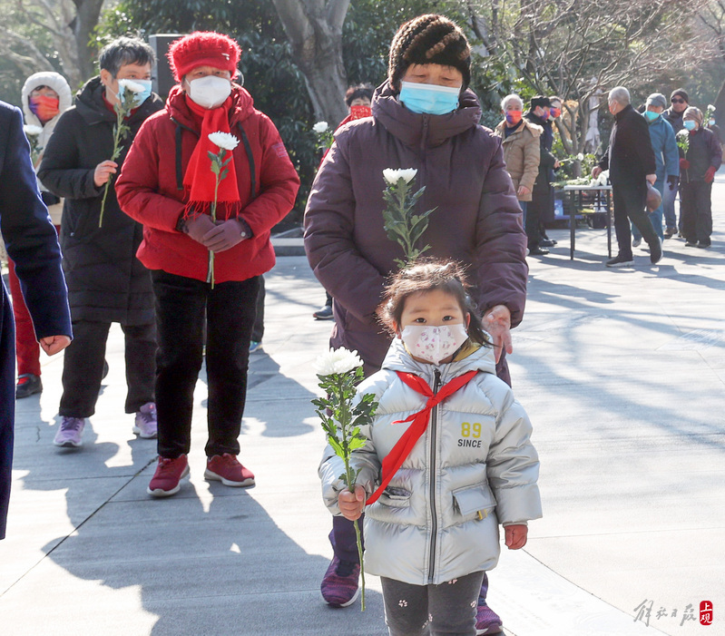 市民在紀(jì)念活動(dòng)上向抗戰(zhàn)先烈獻(xiàn)花.jpeg